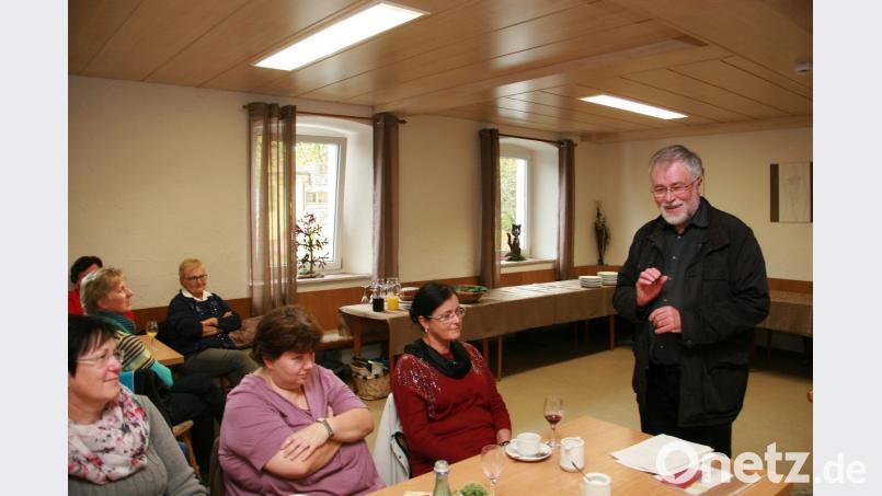 Beim Frauenfrühstück des Katholischen Frauenbunds referiert Pfarrer Edmund Prechtl. Bild: wro