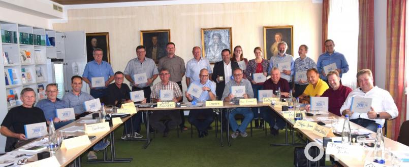 „Deine Zukunft 2030 Amberg-Sulzbach“: Manfred Lehner (stehend Dritter von rechts), Leiter der Volkshochschule, und Agenda-Beauftragter Harald Herrle (stehend, Sechster von rechts) hatten zum Bürgermeisterseminar die druckfrische Landkreisagenda mitgebracht. Bild: bö