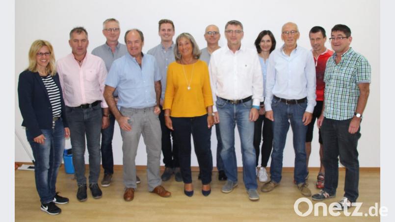 Die Vorsitzende mit den Geehrten (von links) Eveline Süß, Max Gebhard, Bernhard Demel, Wolfgang Weigl, Matthias Termer, Doris Simon, Karl Siegert, Andreas Leitl, Karin Siegert, Reinhard Rosenmeier, Anton Graml und 2. Vorsitzender Manfred Meier. Bild: exb