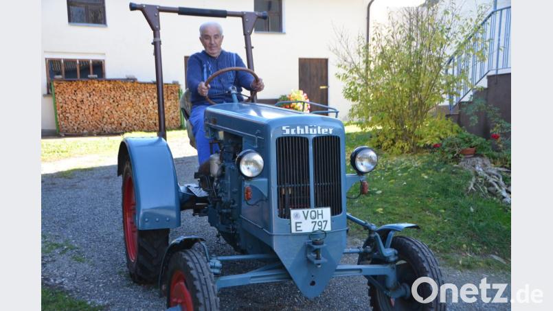 Für das Geburtstagsfoto dreht der Senior eine Extra-Runde in seinem Hof. Mit seinen 90 Jahren steigt er behände auf den Bulldog und startet durch. Beide sind tief verwurzelt. Rost am Schlüter duldet der Senior nicht und rückt gleich mit der Drahtbürste an. Als wären die Spuren des Lebens an beiden haltlos vorübergegangen. Bild: dob
