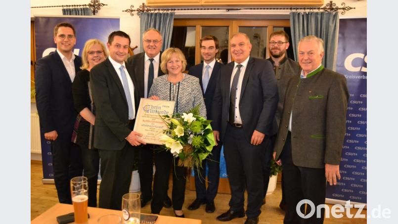 Die Führung des CSU- Kreisverbands Weiden ernennt Petra Dettenhöfer zum Ehrenmitglied. Bild: hcz