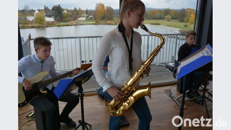 Die Jazz-Combo der Kreismusikschule umrahmt die Freisprechungsfeier der Hauswirtschafterinnen im „Seenario“. Bild: jr