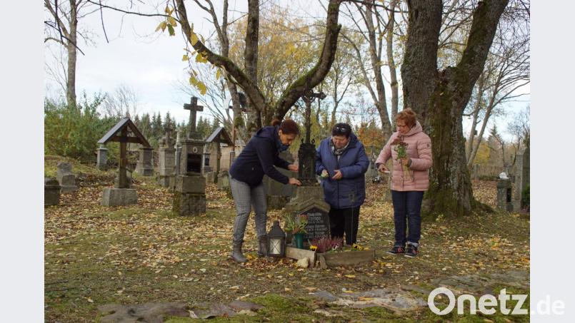 Die Frauen gedenken auf dem Friedhof der ehemaligen Ortschaft in Plöß ihrer Angehöriger. Bild: mmj