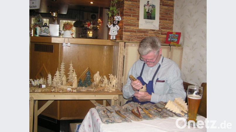 Holzschnitzer Anton Pöpperl initiiert die Krippenausstellung vom 16. Dezember bis 6. Januar im Pleysteiner Stadtmuseum. Bild: tu