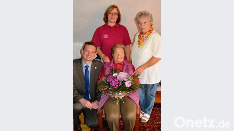 Barbara Weiß von der Haidmühle feiert 97. Geburtstag. Unter anderen gratuliert auch Bürgermeister Ernst Schicketanz zum Jubeltag. Bild: sm
