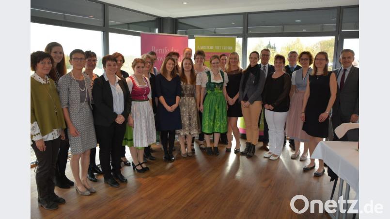 17 Hauswirtschafterinnen wurden bei einer Freisprechungsfeier verabschiedet. Ihnen gratulierten neben zahlreichen Ausbildern und Lehrkräften Bildungsberaterin Mathilde Schießlbauer (Dritte von links), Landrat-Stellvertreter Roland Grillmeier (rechts), Leitender Landwirtschaftsdirektor Wolfgang Wenisch (Vierter von rechts) und Bürgermeister Franz Stahl (Sechster von rechts). Bild: jr