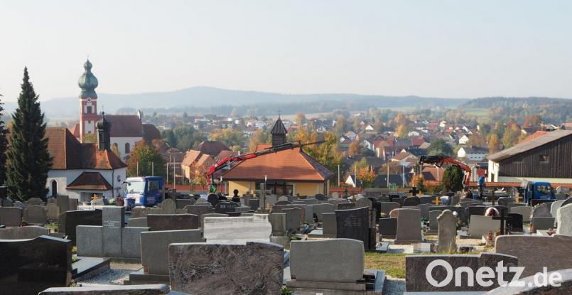 Die Firma Flöttl aus Schönsee installiert derzeit Grabsteine. Aber auch tierische Gäste suchen den Friedhof auf. Bild: gz