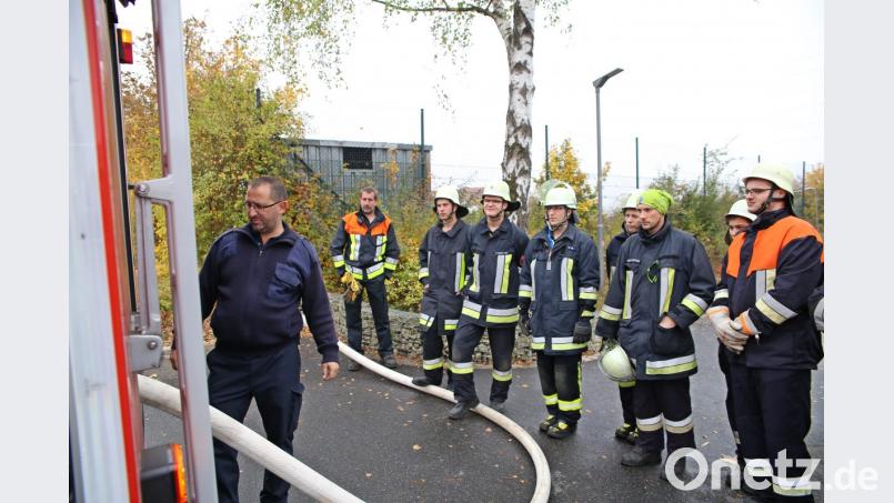 Ausbilder Armin Buchwald (links) zeigte den Teilnehmern die Funktion der Pumpe. Bild: egl