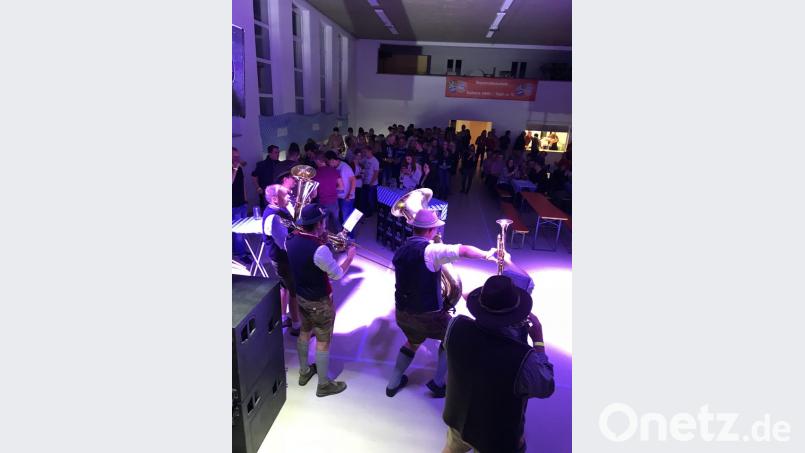 Musiker versammeln sich zum Flashmob im Saal. Bild: gz