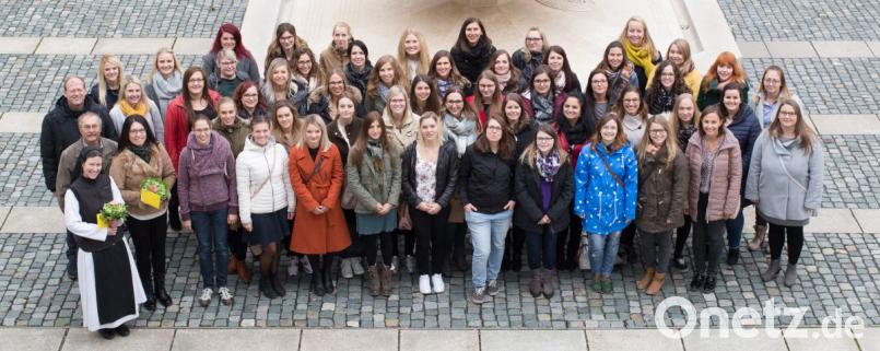Ehemalige Schülerinnen der Realschule der Zisterzienserinnen des Abschluss-Jahrgangs 2008 feierten jetzt Wiedersehen. Bild: Fotostudio König