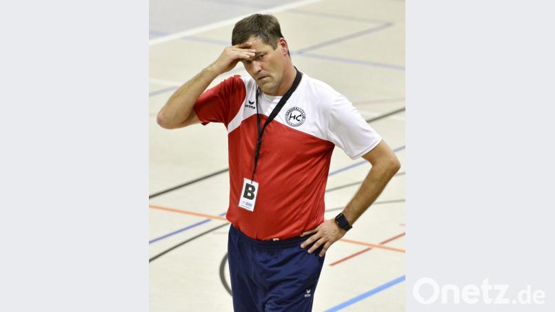 Was machen wir? Christian Rohrbach, Trainer des HC Sulzbach, muss seine Mannschaft wieder auf Vordermann bringen. Bild: Ziegler