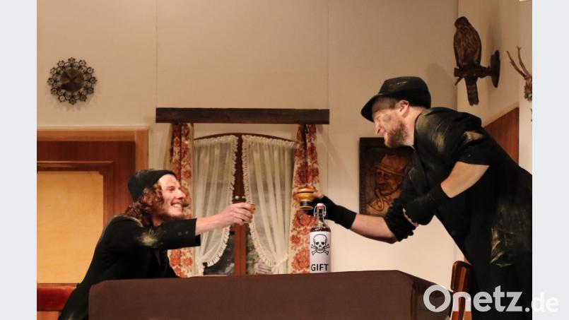 Die Totengräber Schippe und Schaufel bemerken gerade noch, dass sie einen tödlichen Cocktail in Händen halten. Bild: Lukas Lanzendörfer/exb