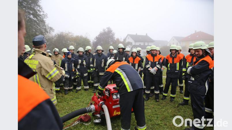 Ansaugen von Wasser aus dem Bach wurde hier erklärt. Bild: egl