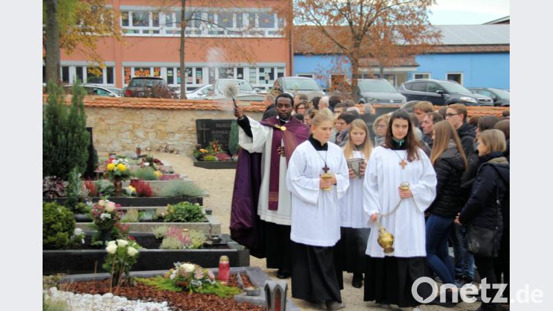 Pfarrer Joseph Uwitonze, ein Priester aus Ruanda, segnete die Gräber in Schmidmühlen. Bild: bjo