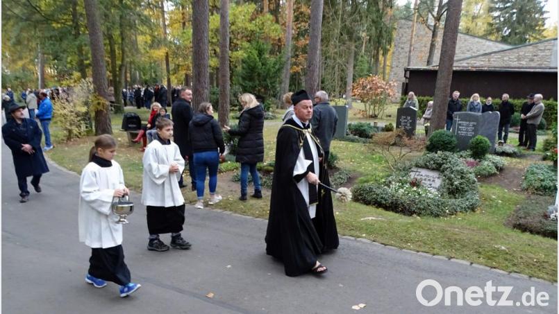 Allerheiligen am Waldfriedhof in Weiden mit Segnung der Gräber durch Stadtpfarrer Peter Brolich. Bild: Dobmeier