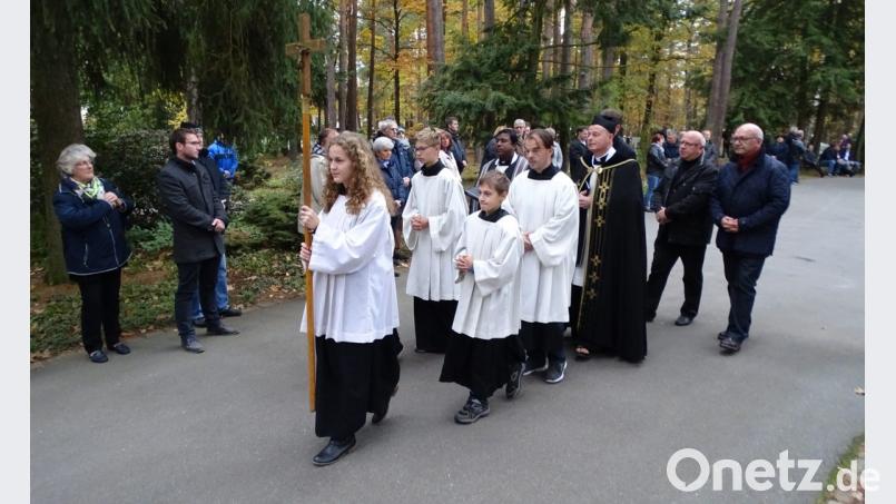 Allerheiligen am Waldfriedhof in Weiden mit Segnung der Gräber Bild: Dobmeier