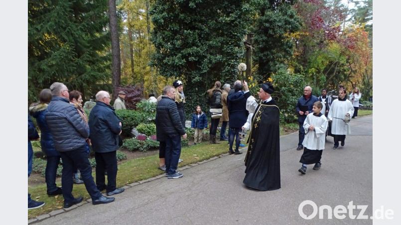 Allerheiligen am Waldfriedhof in Weiden mit Segnung der Gräber. Bild: Dobmeier. Bild: Dobmeier