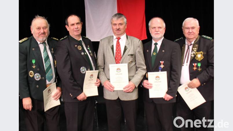 Mit der großen Verdienstauszeichung in Silber wurden Horst Lippert (Armesberg) und Karl Bachl (Schwandorf) geehrt, in Gold erhielt Franz Krös (Nabburg) die Verdienstauszeichnung. Thomas Platzer (Cham) und Ernst Schlauch (Amberg) bekamen das Verdienstkreuz des OSB in Gold angeheftet (von links). Bild: dl