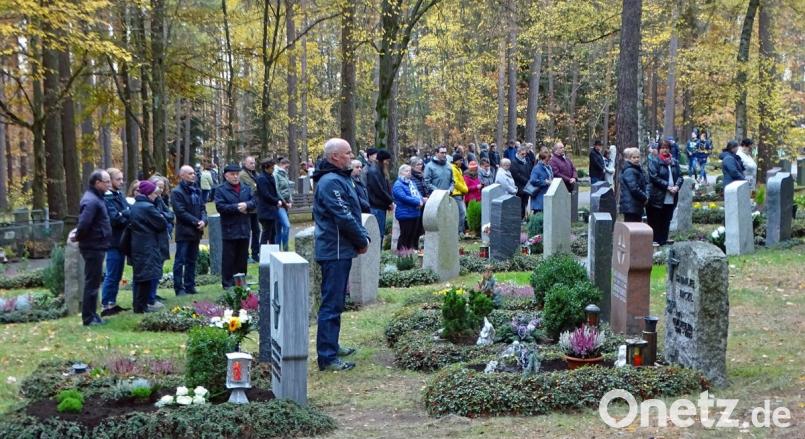 Für viele Hinterbliebene ist an Allerheiligen der Friedhof immer ein Anlaufpunkt, um ihren lieben Verwandten nahe zu sein. Bild: Dobmeier