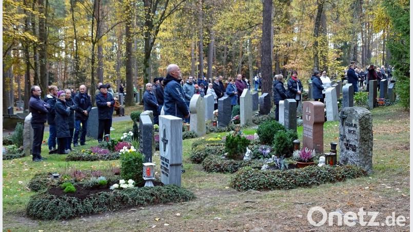 An Allerheiligen besuchen viele katholische Christen die Gräber ihrer lieben Verstorbenen, wie hier im Waldfriedhof in Weiden. Bild: Dobmeier