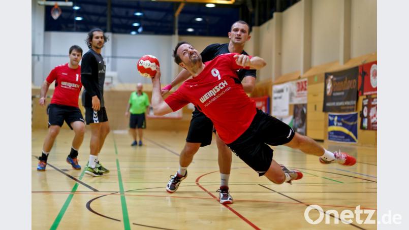 Die Oberviechtacher Handballherren (rote Trikots) haben in Sulzbach eine ganz knifflige Aufgabe vor sich. Bild: gud