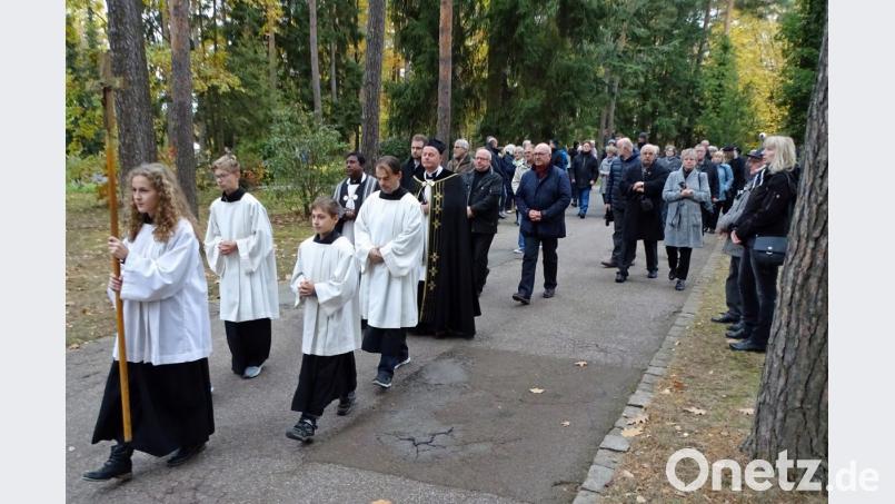 Allerheiligen am Waldfriedhof in Weiden mit Segnung der Gräber Bild: Dobmeier