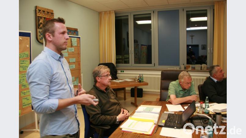 Die Ergebnisse der Bitratenanalyse stellt Sebastian Krysa von der Breitbandberatung Bayern im Marktrat vor. Bild: wro