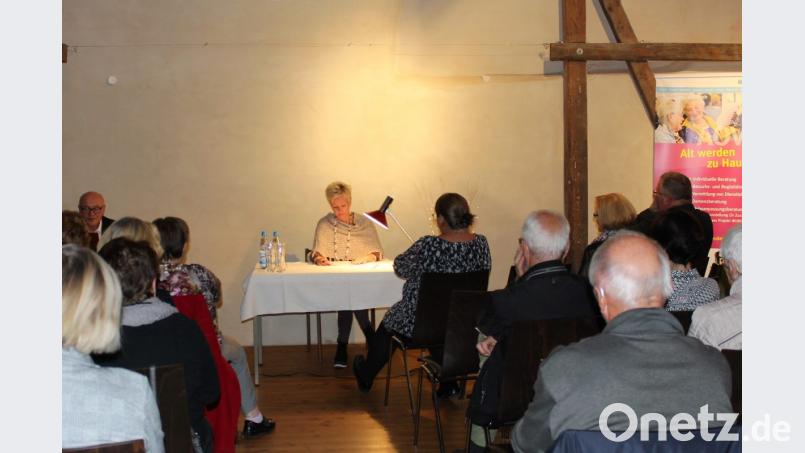 Michaela Bergmann, die Rektorin der Grund- und Mittelschule Schnaittenbach, liest vor einem begeisterten Publikum „Der flambierte Mann“ von Peter Zeindler. Bild: Dagmar Williamson
