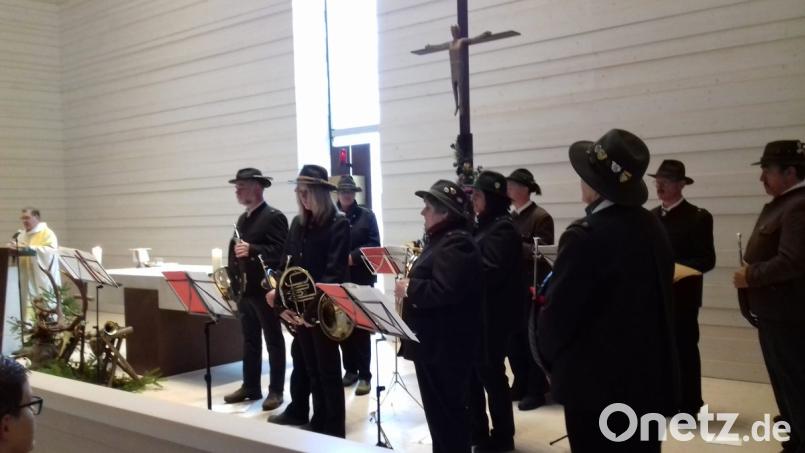 Die Jagdhornbläser Windischeschenbach spielen in Johannisthal die Hubertusmesse. Bild: gra