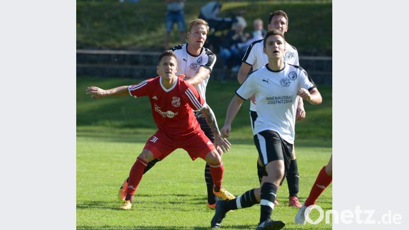 Sven Seitz (links), meist umringt von mehreren Gegenspielern. Bild: ref
