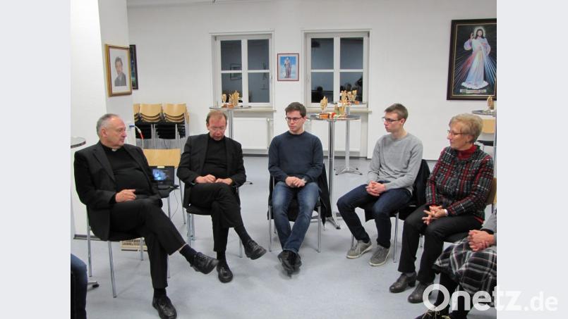 Nach dem Gottesdienst berichtet Monsignore Wolfgang Huber (zweiter von links) im Pfarrheim noch über Ziele und Aufgaben von „missio“ sowie über seine Tätigkeiten, die ihn in die verschiedensten Kontinente führen. Bild: exb