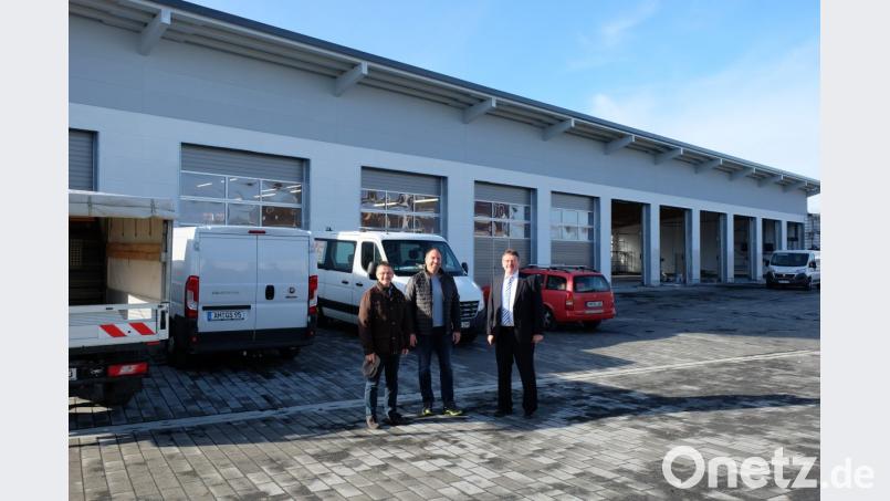 Kurz vor der Fertigstellung machen sich Bürgermeister Hans-Martin Schertl (rechts), Bauamtsleiter Stefan Ertl (Mitte) und Bauhhofleiter Jochen Kontny ein Bild vom Fortschritt der Arbeiten. Bild: Stefanie Gradl