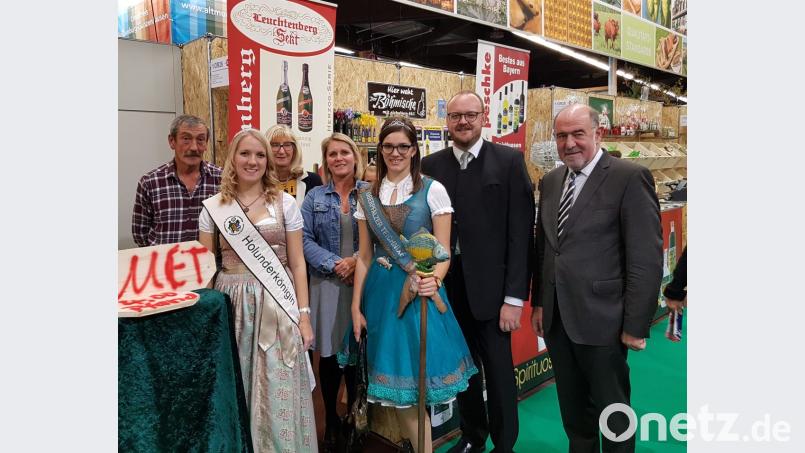Am Präsentationsstand von "Original regional" aus der Nordoberpfalz: (von links) Josef Kick (Waldimkerei Kick, Waidhaus), Jana Schäffler (Holunderkönigin, Kreisverband für Gartenbau und Landschaftspflege), Brigitte Adam (Weinhof Peschke, Weiden), Susanne Hoffmann (Weinhof Peschke), Sophie Bächer (Oberpfälzer Teichnixe), Andreas Meier (Landrat Landkreis Neustadt), Willibald Gailler (Landrat und Vorsitzender Bezirksverband Oberpfalz für Gartenbau und Landschaftspflege). Bild: exb