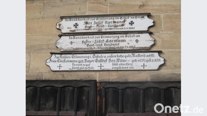 In der Schulstraße finden sich noch immer Totenbretter. Bild: jzk