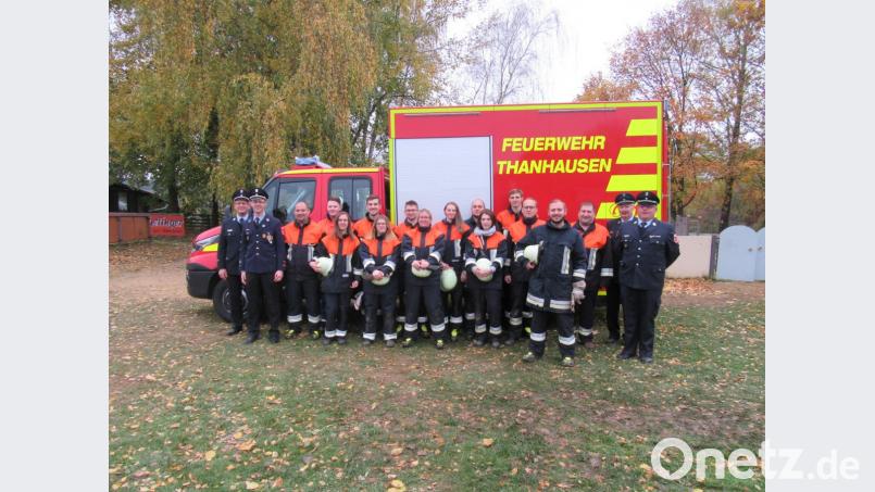 Im Bild die 14 Aktiven der Feuerwehr Thanhausen mit (von links) KBM Helmut Czepa und 1.Kommandant Dominik Sölch sowie (von rechts) KBM Roland Frank, KBM a.D. Willi Horn, 1.Vorstand Roland Heldwein und 2.Vorstand Tobias Schwamberger. Bild: rdh