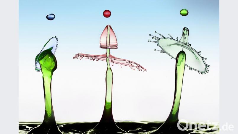 „Kopfball“: Das Bild zeigt eine Momentaufnahme mehrerer kombinierter Wassertropfen. „Das Wasser hatte ich mit Lebensmittelfarbe gefärbt und mit Guarkernmehl versetzt, damit die Konsistenz geeigneter wurde“, erläutert der Fotograf. Bild: Max Striegl