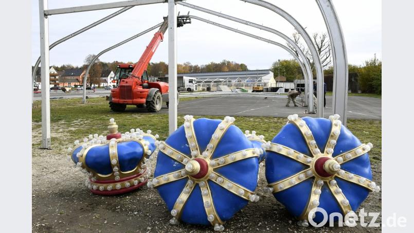 Die Gerüste der Stallzelte stehen schon, und auch die prächtigen Kronen für die Masten liegen bereit. Bild: Petra Hartl