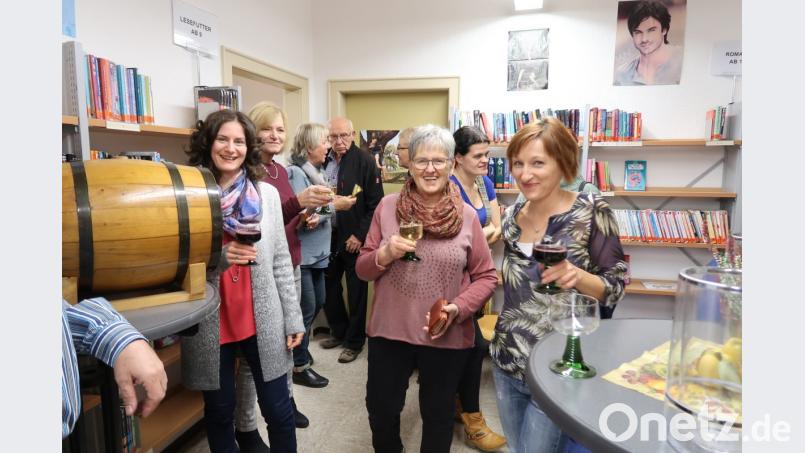 In den Pausen und am Ende versorgen freiwillige Helfer die Besucher mit Wein und kleinen Häppchen. Bild: bsc