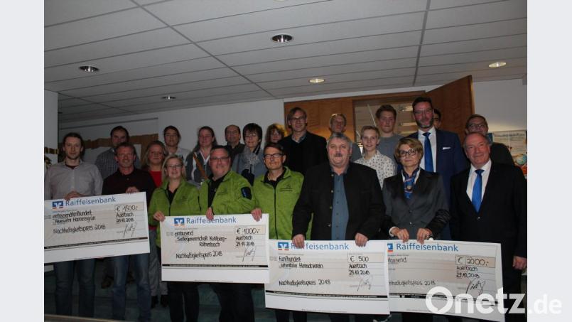 Insgesamt 5000 Euro verteilt die Raiffeisenbank Auerbach-Freihung bei der Übergabe ihrer Nachhaltigkeitspreise für das Jahr 2018. Bild: cs