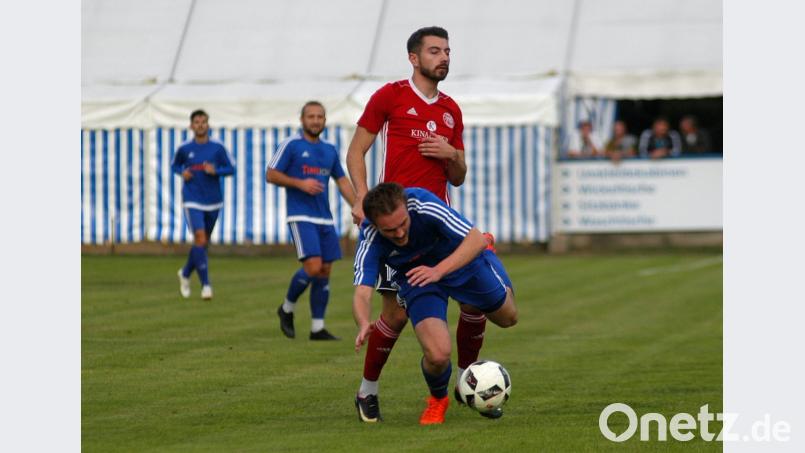 Martin Pasieka (vorne, Szene aus der Partie gegen Hauzenberg) und der SV Etzenricht sind in der laufenden Spielzeit schon mehrfach aus dem Gleichgewicht geraten. Doch die dezimierte Elf wird sich auch gegen den Favoriten 1. FC Passau nach Kräften zur Wehr setzen. Bild: otr