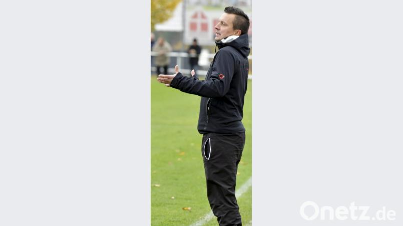 Seine Mannschaft tritt momentan auf der Stell: Martin Kratzer, Trainer des SV Raigering. Bild: Ziegler