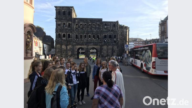 Vor der Porta Nigra in Trier erfahren die Neuntklässlerinnen einiges über das römische Leben in Germania. Bild: Michael Rösch/exb