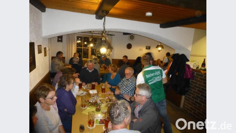 Beim Herbstfest der DJK genießen die Gäste Kürbissuppe, Zoigl und Weine aus der Rheinpfalz. Bild: ser