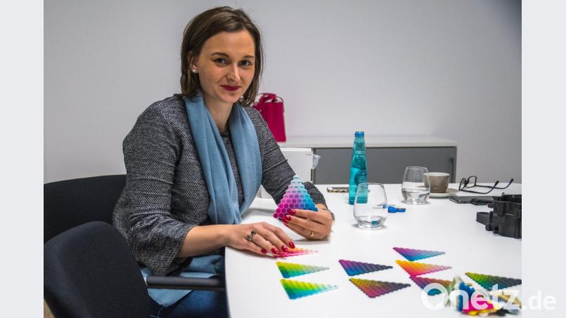 Geschäftsführerin Lena Eckenberger erklärt anhand von Musterkarten, welche Materialien heute schon beim 3-D- Druck eingesetzt werden. So können beispielsweise Materialien unterschiedlicher Härte kombiniert werden. Bild: chl