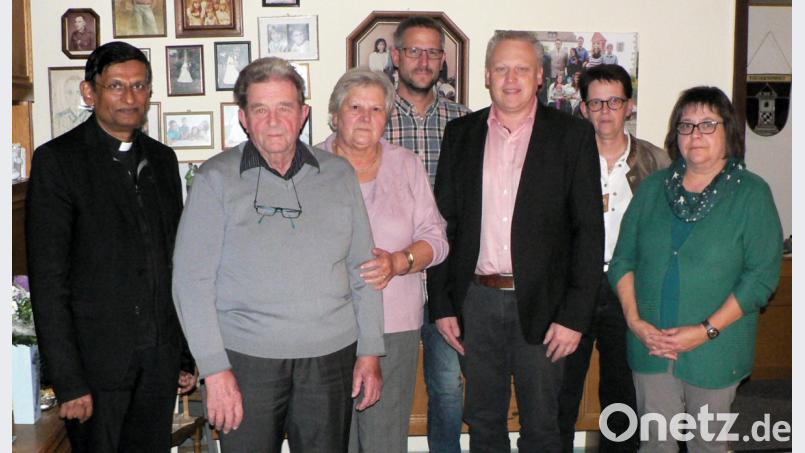 Ein volles Haus hat Altbürgermeister Gerhard Sporer (Zweiter von links), Träger des Bundesverdienstkreuzes, an seinem 80. Geburtstag. Seine Frau Anneliese (Dritte von links), die Kinder Irmgard, Christine (von rechts) und Michael (Mitte), Pfarrer Augustin Lobo (links) und Bürgermeister Jürgen Kürzinger (Dritter von rechts) sind nur einige der zahlreichen Gratulanten, die die besten Glück- und Segenswünsche überbringen. Bild: lep
