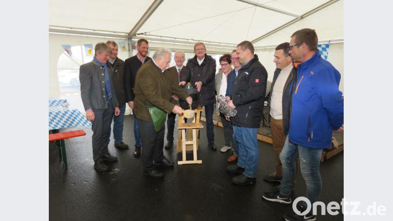 O'zapft is: Bürgermeister Peter Gold (Mitte) brauchte nur zwei Schläge, dann wurde angestoßen aufs Familien-Oktoberfest bei Interliving Gleißner. Bild: ubb