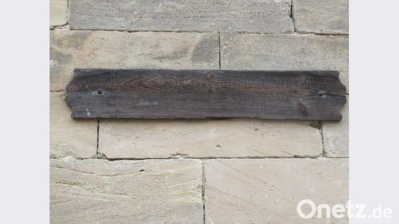 Kaum mehr lesbar ist das älteste Totenbrett in Kemnath: Es stammt aus dem Jahr 1868. Die Inschrift lautet: „Frau Anna Legath Bäkermeistersgattin dahier gestorben am 31. August 1868 im 47. Lebensjahre Gedenke meiner im Gebete +++“. Bild: jzk