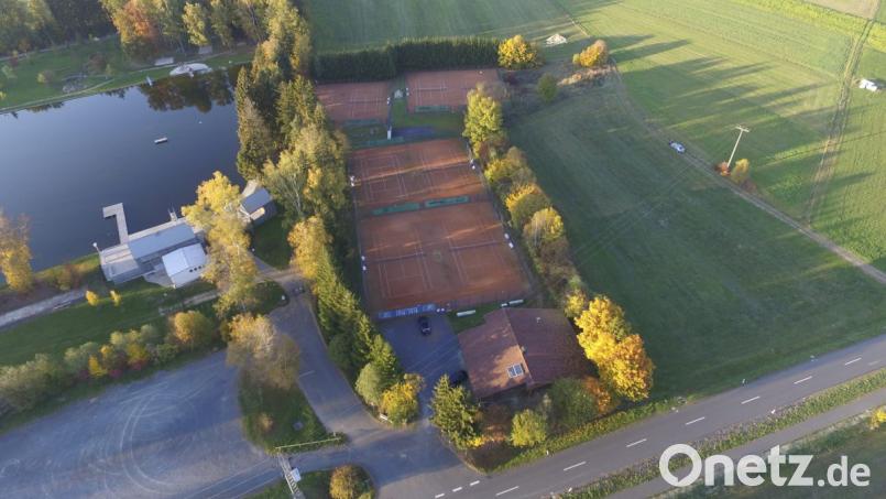 Das Sportgelände des TC Waldershof beim Kösseinebad aus der Vogelperspektive. Hier brannte der TC ein Johannesfeuer ab, das von der Feuerwehr gelöscht wurde. Bild: fphs