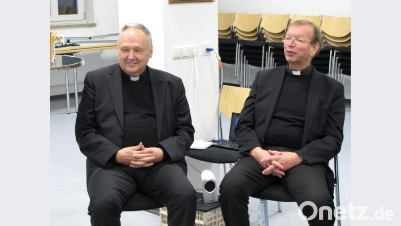 Stadtpfarrer Georg Flierl mit Monsignore Wolfgang Huber (von links). Bild: exb