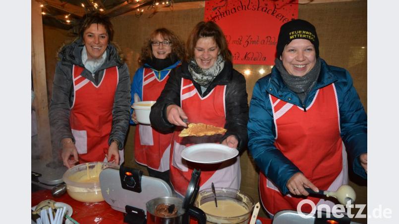 Frauen der Mitterteicher Feuerwehr backen beim ersten „Adventsschaufenster“ wieder Waffeln. Bild: jr